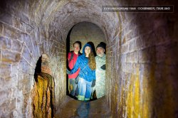Тур в подземелья  - группа туристов в коллекторах Киева